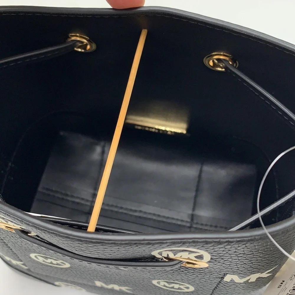 MICHAEL KORS
Mercer Small Logo Embossed Leather Bucket Bag
COLOR BLACK - Picture 12 of 15
